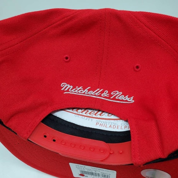 NBA Mitchell & Ness Black and White Logo Snapback Hat - Chicago Bulls - Picture 3 of 5